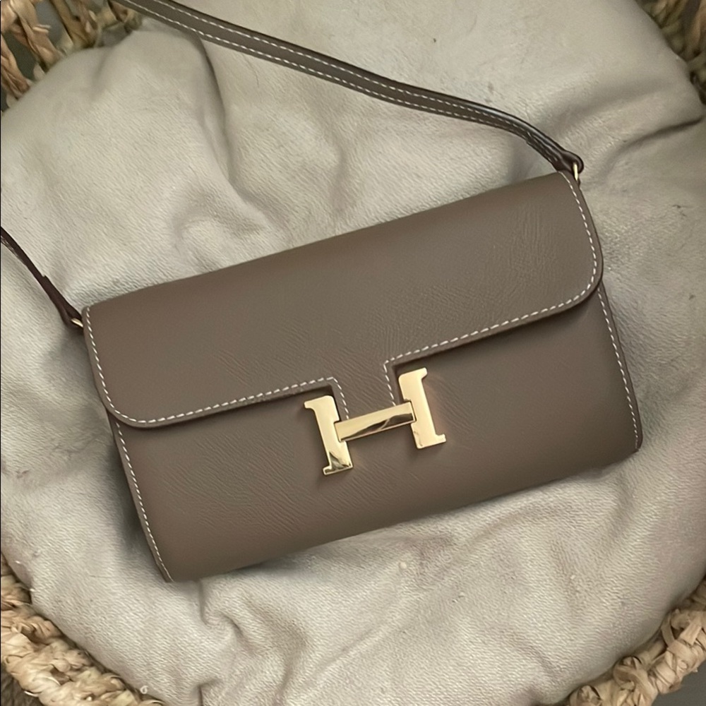 Taupe H wallet on a chain